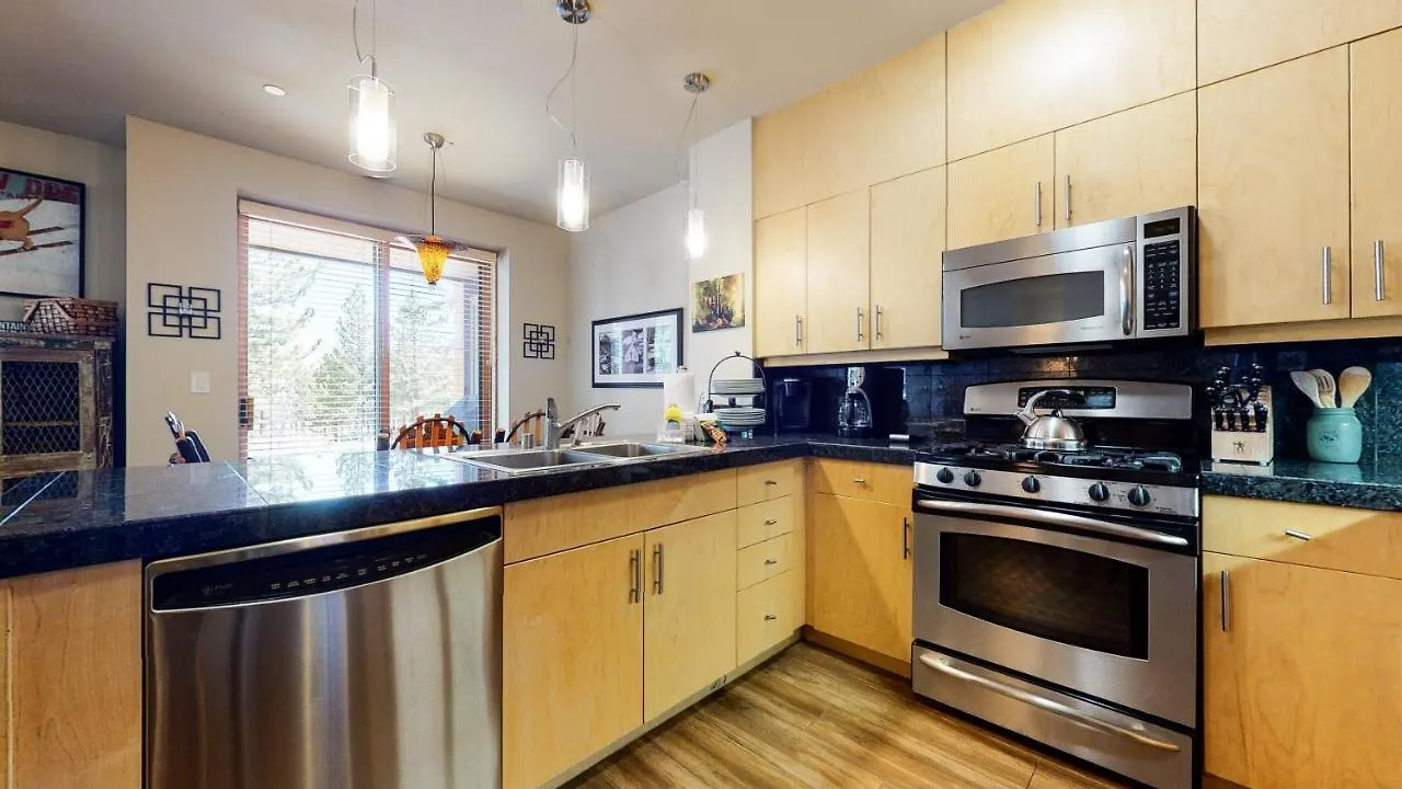 Apartment Solstice 11 Amazing Location On Golf Course, Heated Garage, Private Washer Dryer Condo Mammoth Lakes